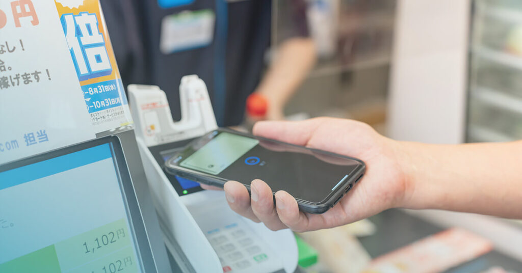 コンビニでスマホ決済する人の手